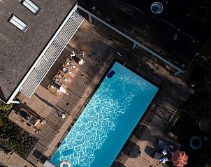 Bovenaanzicht van het zwembad en terras bij Vakantiehuis in Noordwelle, Schouwen-Duiveland.