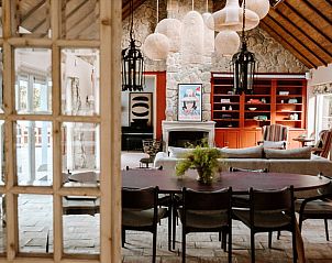 Gezellige woonkamer in Vakantiehuis in Noordwelle met open haard, Schouwen-Duiveland, Zeeland.