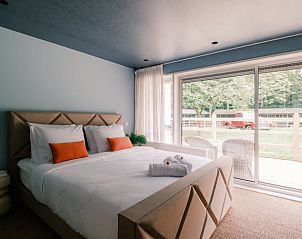Lichte slaapkamer met uitzicht bij Vakantiehuis in Noordwelle, Schouwen-Duiveland, Zeeland.