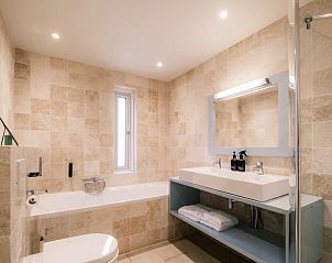 Moderne badkamer in Vakantiehuis in Noordwelle, perfect voor comfort in Schouwen-Duiveland.