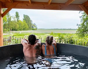 Romantische hot tub met uitzicht bij Vakantiehuis in Noordwelle, Schouwen-Duiveland, Zeeland.