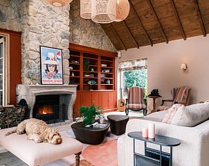 Gezellige zithoek met open haard in Vakantiehuis in Noordwelle, Schouwen-Duiveland, Zeeland.