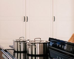 Detail van fornuis in keuken van Vakantiehuis in Noordwelle, Schouwen-Duiveland, Zeeland.