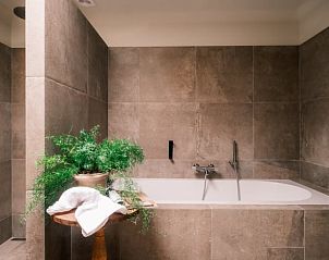 Luxe badkamer met moderne afwerking in Vakantiehuis in Noordwelle, Schouwen-Duiveland.