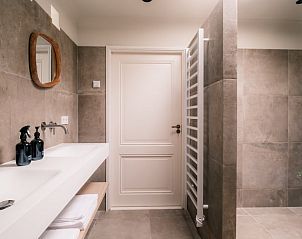 Stijlvolle badkamer met dubbele wastafel in Vakantiehuis in Noordwelle, Schouwen-Duiveland.