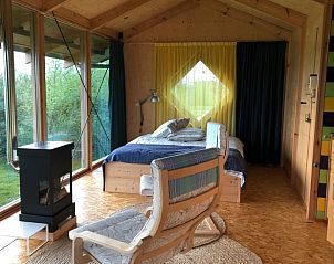 Gezellige binnenruimte van Vakantiehuis in Zonnemaire met houten interieur, Zeeland.