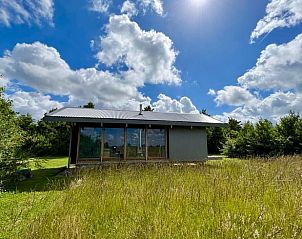 Vakantiehuis in Zonnemaire omgeven door weelderige natuur in Schouwen-Duiveland, Zeeland.
