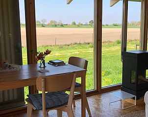 Eettafel met uitzicht in Vakantiehuis in Zonnemaire, ideaal voor maaltijden in Zeeland.