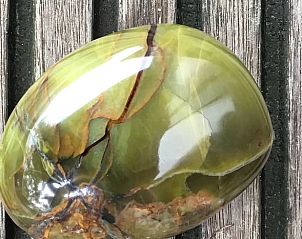 Uniek groen kristal in Vakantiehuis in Zonnemaire, een prachtig detail in Zeeland.