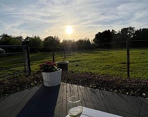 Zonsondergang vanaf het terras van Huisje in Noordgouwe, bed and breakfast in Schouwen-Duiveland, Zeeland.