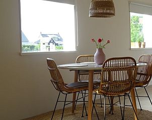 Eetkamer met natuurlijke lichtinval in Huisje in Noordgouwe, bed and breakfast in Noordgouwe, Zeeland.