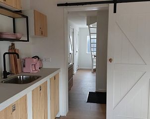 Keuken met houten details in Vakantiehuis in Noordgouwe, perfect voor culinaire avonturen in Zeeland.