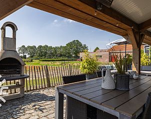 Gezellige veranda bij vakantiehuis ZE1221 in Sint-Annaland, Tholen met sfeerverlichting.