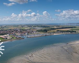 Terras met eettafel bij vakantiehuis ZE1221 in Sint-Annaland, Tholen voor buiten dineren.