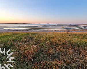 Uitgestrekte speeltuin bij vakantiehuis ZE1221 in Sint-Annaland, Tholen voor familieplezier.