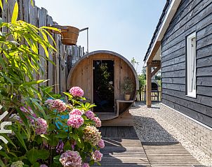 Buitenzitje en vuurplaats bij vakantiehuis ZE1221 in Sint-Annaland, Tholen voor gezellige avonden.