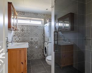 Rustgevende hoek met kussen bij vakantiehuis ZE1221 in Sint-Annaland, Tholen, ideaal voor relaxen.