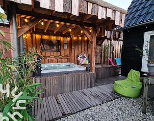 Jacuzzi in houten overkapping bij vakantiehuis ZE1221 in Sint-Annaland, Tholen voor luxe ontspanning.