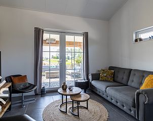 Binnenkant van sauna in vakantiehuis ZE1221, Sint-Annaland, Tholen met handdoeken en zeep.