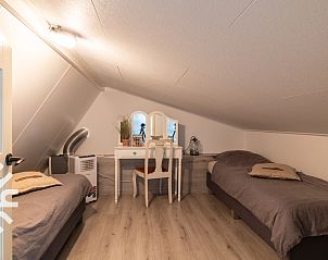 Luchtfoto van Tholen, Zeeland nabij vakantiehuis ZE1221 in Sint-Annaland met kustlijn.