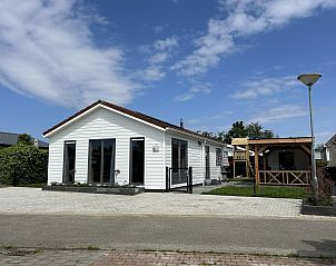 VZ926 Vakantiechalet in Sint-Annaland met moderne buitenkant en terras, gelegen in Tholen, Zeeland.