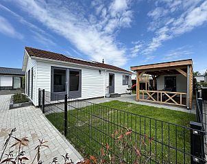 Zijaanzicht van VZ926 Vakantiechalet in Sint-Annaland met groene tuin in Tholen, Zeeland.