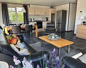 Moderne keuken en eetruimte in VZ926 Vakantiechalet in Sint-Annaland, Tholen, Zeeland.