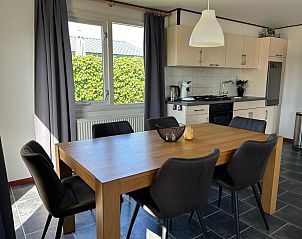 Eethoek in VZ926 Vakantiechalet in Sint-Annaland, Tholen, Zeeland met houten tafel en comfortabele stoelen.
