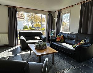 Comfortabele zithoek in VZ926 Vakantiechalet in Sint-Annaland, Tholen, Zeeland met leren banken.