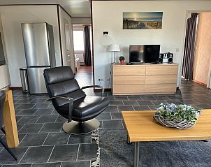 Ruime woonkamer in VZ926 Vakantiechalet in Sint-Annaland, Tholen, Zeeland met uitzicht op de tuin.