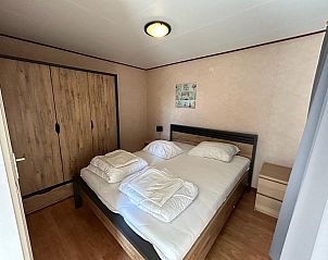 Overdekte veranda met zitplaatsen in VZ926 Vakantiechalet in Sint-Annaland, Tholen, Zeeland.