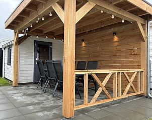 Eethoek onder veranda in VZ926 Vakantiechalet in Sint-Annaland, Tholen, Zeeland ideaal voor buiten dineren.