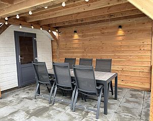 Gedeeltelijk overdekt terras in VZ926 Vakantiechalet in Sint-Annaland, Tholen, Zeeland met tuinzicht.