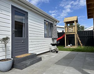 Terras met eethoek en speeltoestel in VZ926 Vakantiechalet in Sint-Annaland, Tholen, Zeeland.