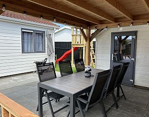 Speeltoestel in de tuin van VZ926 Vakantiechalet in Sint-Annaland, Tholen, Zeeland voor kinderen.