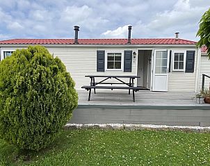VZ562 Chalet Sint-Annaland in Zeeland met gezellige picknicktafel op het terras.