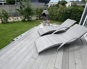 Comfortabele ligstoelen op het terras van VZ562 Chalet Sint-Annaland in Zeeland.
