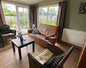 Interieur van VZ562 Chalet Sint-Annaland met comfortabele zitruimte in Sint-Annaland.