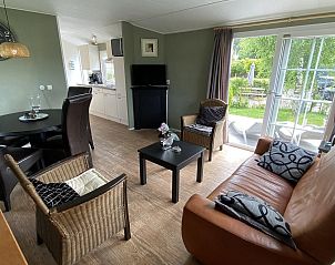 VZ562 Chalet Sint-Annaland in Zeeland, moderne woonkamer met toegang tot terras.