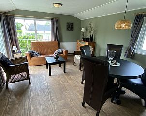 Ruime woonkamer van VZ562 Chalet Sint-Annaland in Tholen met stijlvolle inrichting.