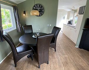 Eetgedeelte van VZ562 Chalet Sint-Annaland in Zeeland met moderne eettafel.