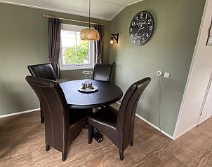 Gezellig eetgedeelte in VZ562 Chalet Sint-Annaland in Sint-Annaland, Tholen.