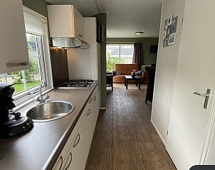 Keuken van VZ562 Chalet Sint-Annaland in Zeeland met uitzicht op de tuin.