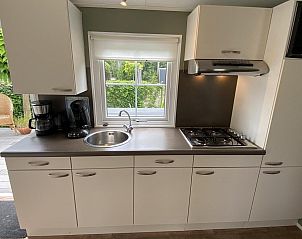 Keuken van VZ562 Chalet Sint-Annaland in Tholen met veel opbergruimte.