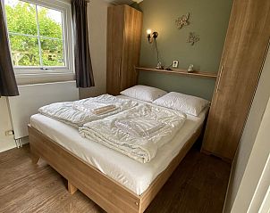 Slaapkamer in VZ562 Chalet Sint-Annaland, Zeeland met comfortabel tweepersoonsbed.
