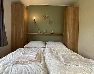 Hoofdslaapkamer van VZ562 Chalet Sint-Annaland in Sint-Annaland met moderne inrichting.