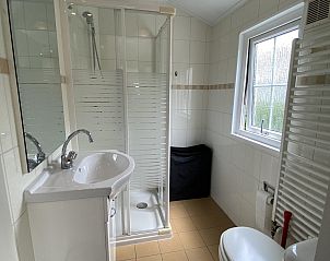 Badkamer van VZ562 Chalet Sint-Annaland in Zeeland met moderne faciliteiten.