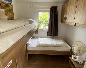 Tweede slaapkamer in VZ562 Chalet Sint-Annaland, Zeeland met stapelbed.