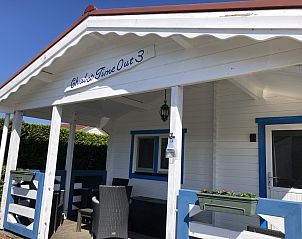 Riant terras bij vakantiehuis ZE1418 in Sint-Annaland, Tholen, Zeeland.