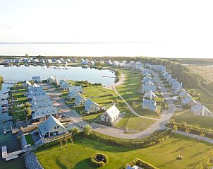 Luchtfoto van Oesterdam Resort in Tholen, Zeeland met vakantiehuizen aan het water.
